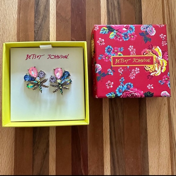 New BETSEY JOHNSON cute Gem Cluster Dragonfly stud earrings - Picture 3 of 3